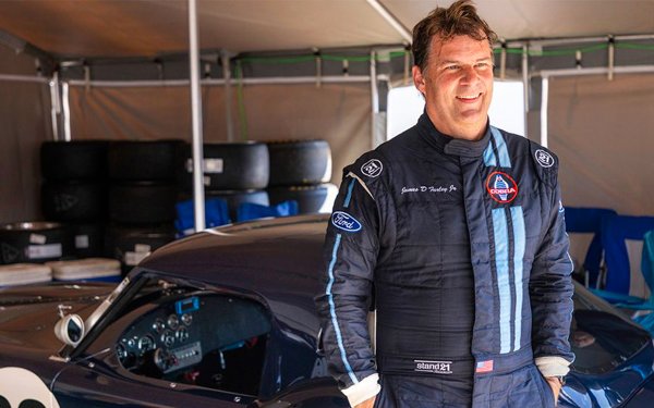 Той е роден в Буенос Айрес, Аржентина на 10 юни 1962 г. Завършил е във Вашингтон икономика и компютърни науки плюс магистърска степен по финанси, получена в Калифорния. Джим Фарли също принадлежи към  поколението Car Guys, мениджъри по професия, но запалени по автомобилите от раждането си. До такава степен, че през 1990 г. той с ентусиазъм прегръща работата си в американското подразделение на Toyota , ставайки негов мениджър. И след това също получава място в борда на компанията в Япония.  Неговото преминаване в Европа е решаващо при лансирането на първото поколение на Yaris, а след това ръководи марката Lexus . 

През ноември 2007 г. той се премества във Ford , компания, в която дядо му е бил работник. Фарли отговаря за глобалния маркетинг от 2010 г., след това е вицепрезидент на подразделението за Европа, Африка и Близкия изток. От 1 октомври 2020 г. той е главен изпълнителен директор, единадесетият в 117-годишната история, но четвъртият само за 7 години. 

Плюсове: способност за подобряване на компонента на ексклузивността на премиум марките и познаване на управлението на много голяма група, която е домакин на много различни марки. 

Минуси: по-малка инерция в прехода към електричество и изграждането на широка гама от превозни средства с нулеви емисии.